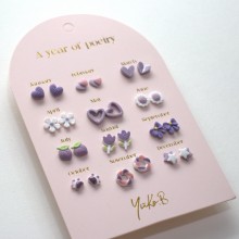 Καρτέλα Με 12 Ζευγάρια Σκουλαρίκια - A Year of Purple Poetry Καρτέλα Με 12 Ζευγάρια Σκουλαρίκια - A Year of Purple Poetry